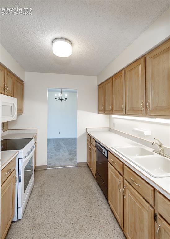 Image 4 of 39: Kitchen