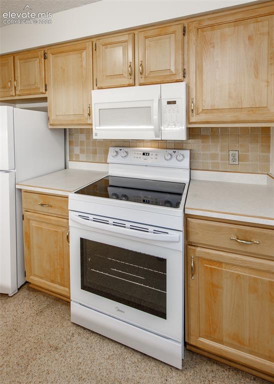 Image 6 of 39: Kitchen