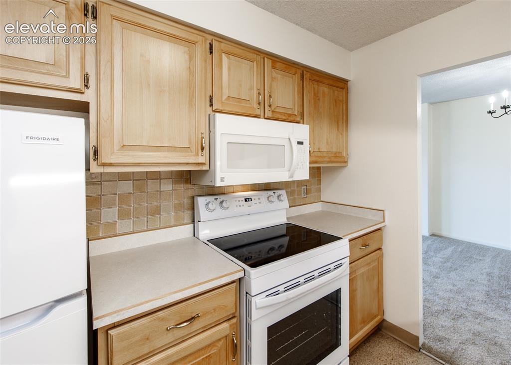 Image 7 of 39: Kitchen