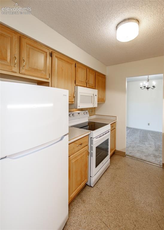 Image 9 of 39: Kitchen