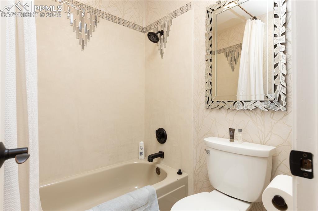 Image 14 of 49: Bathroom
