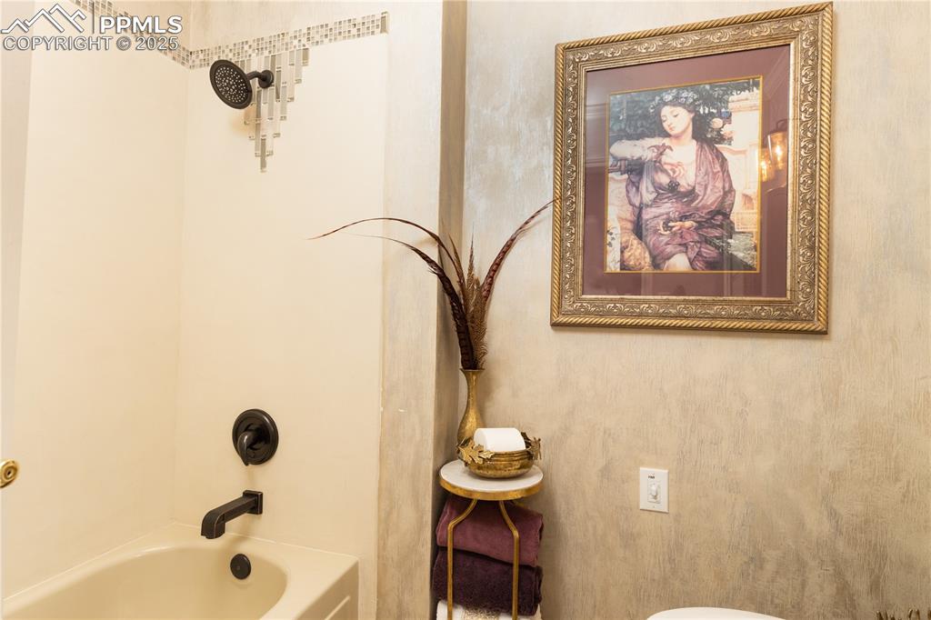 Image 16 of 49: Bathroom