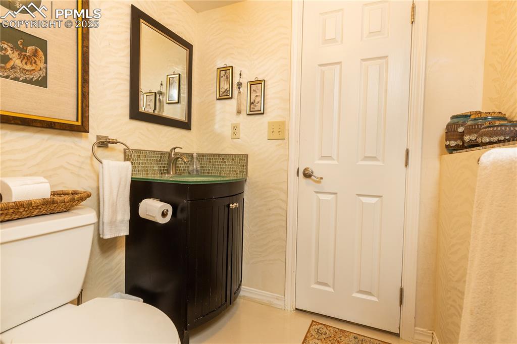 Image 19 of 49: Bathroom
