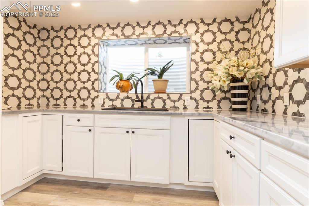 Image 22 of 49: Kitchen