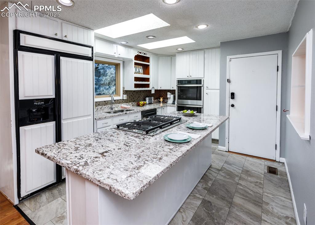 Image 12 of 47: Kitchen