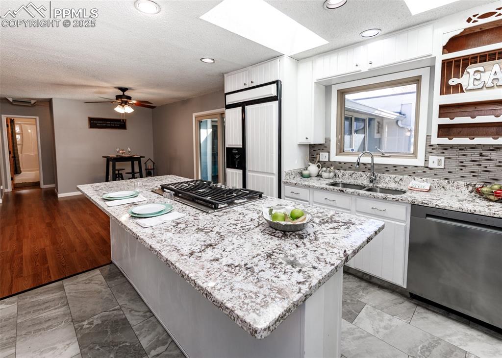 Image 14 of 47: Kitchen