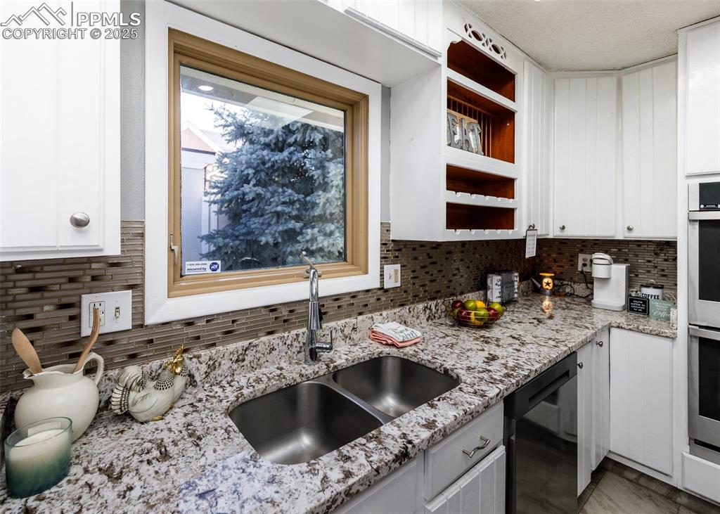 Image 17 of 47: Kitchen