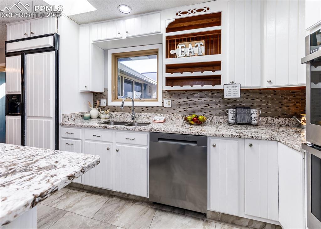 Image 19 of 47: Kitchen