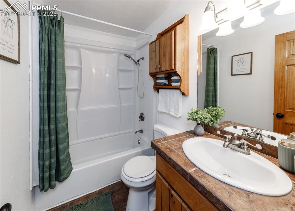 Image 34 of 47: Bathroom