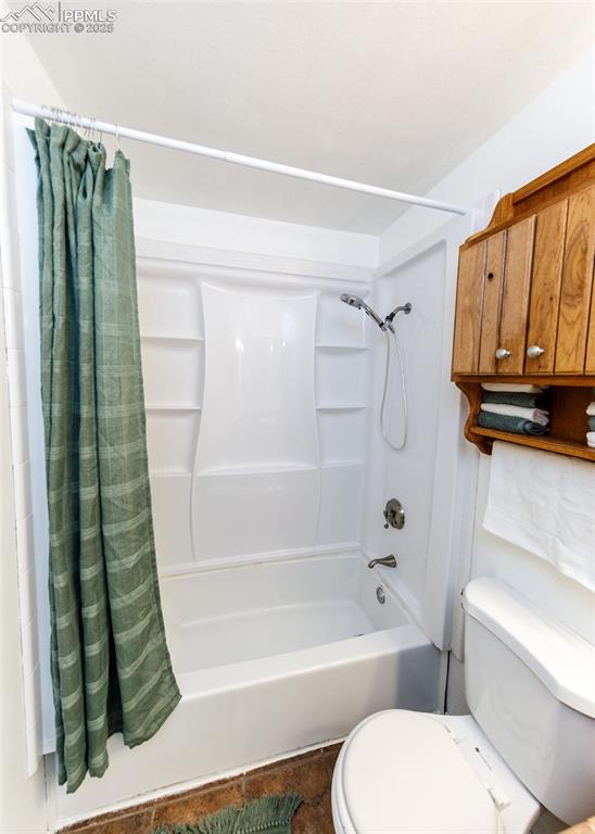 Image 36 of 47: Bathroom