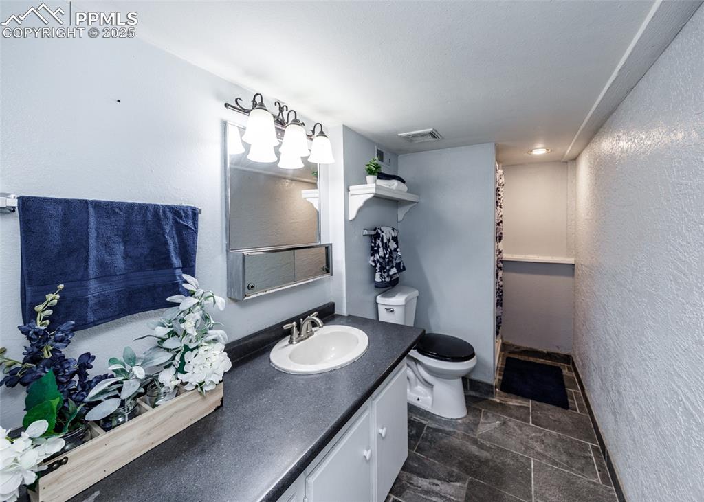 Image 41 of 47: Bathroom