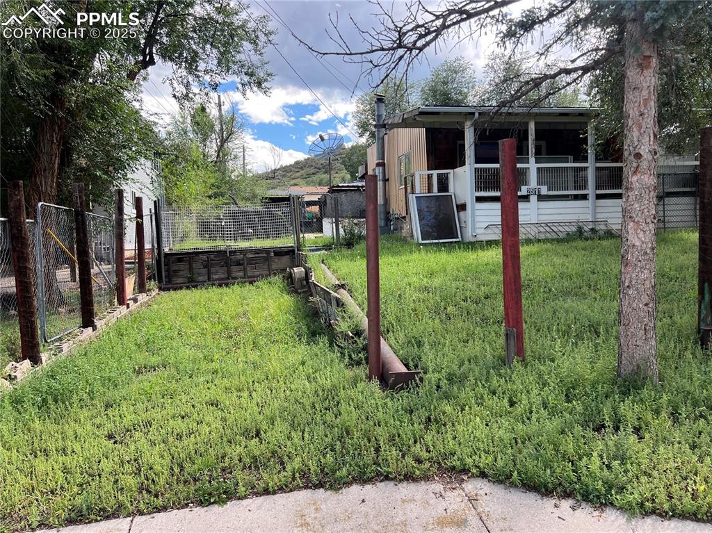 Image 4 of 5: View of yard