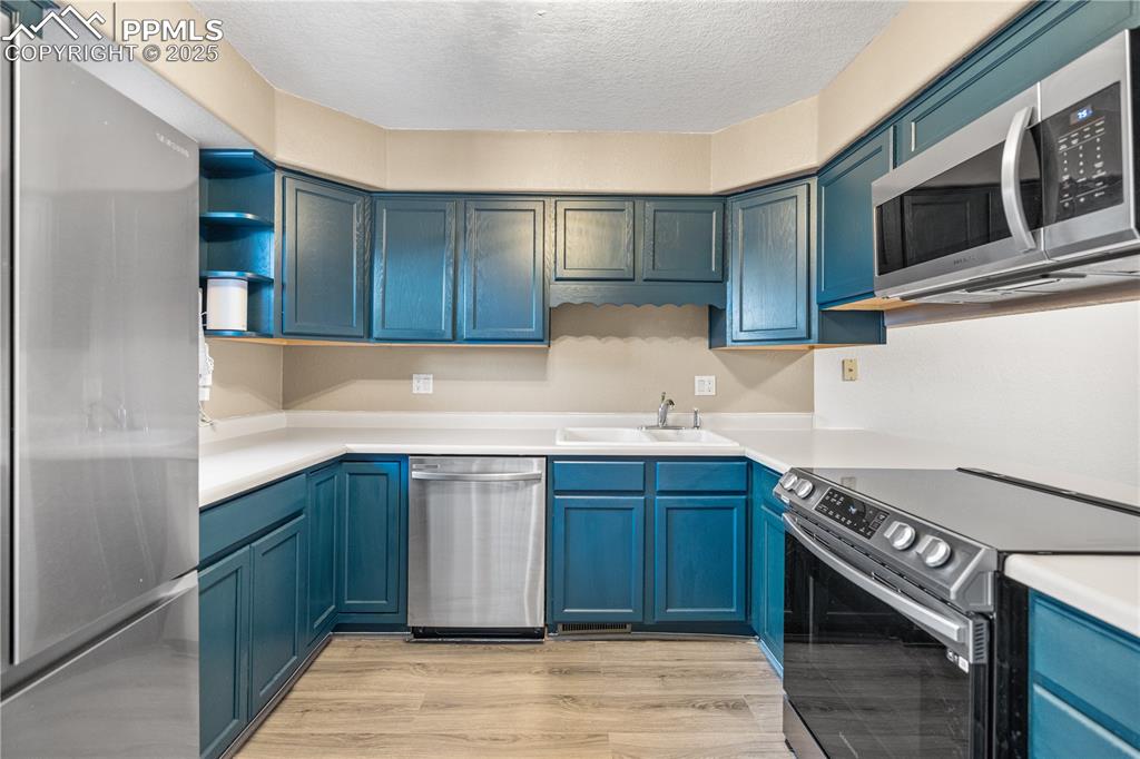 Image 10 of 21: Kitchen