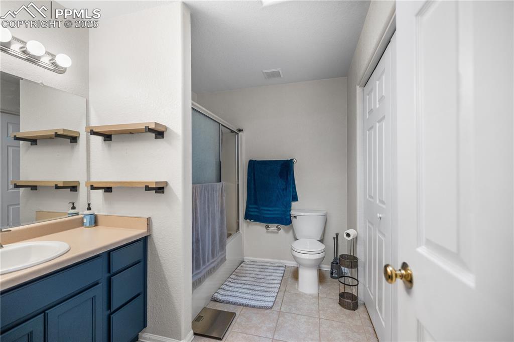 Image 14 of 21: Bathroom