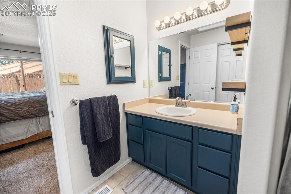 Image 15 of 21: Bathroom