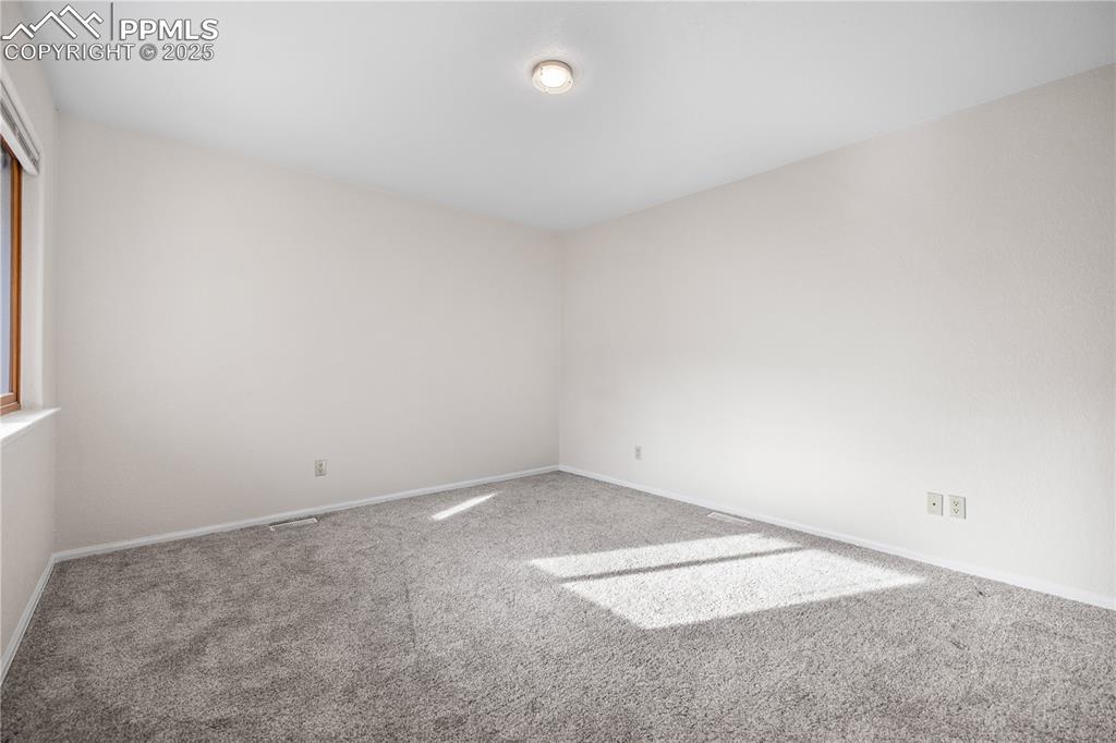 Image 18 of 21: Bedroom