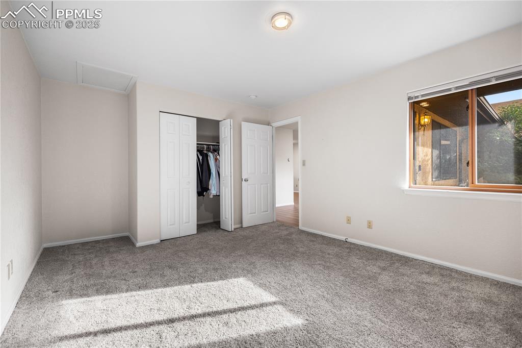 Image 19 of 21: Bedroom