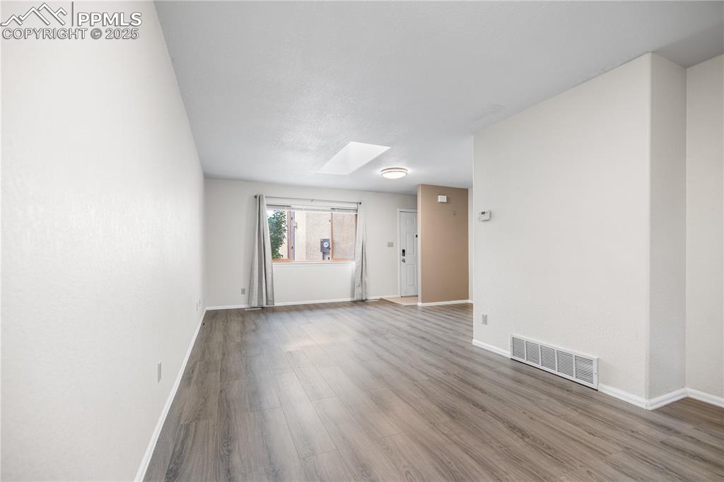 Image 6 of 21: Living Room