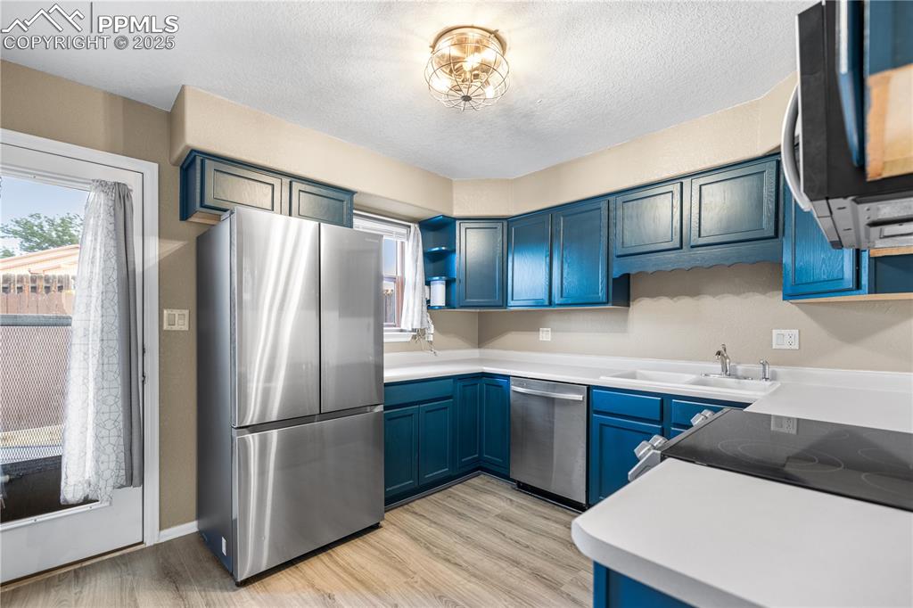 Image 8 of 21: Kitchen