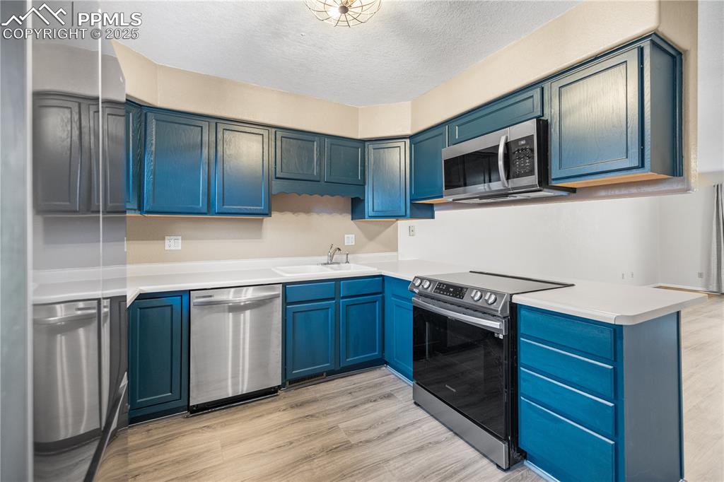 Image 9 of 21: Kitchen