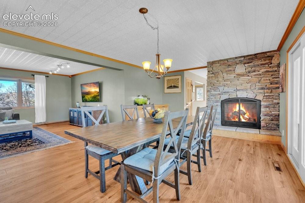 Image 10 of 45: Dining Area