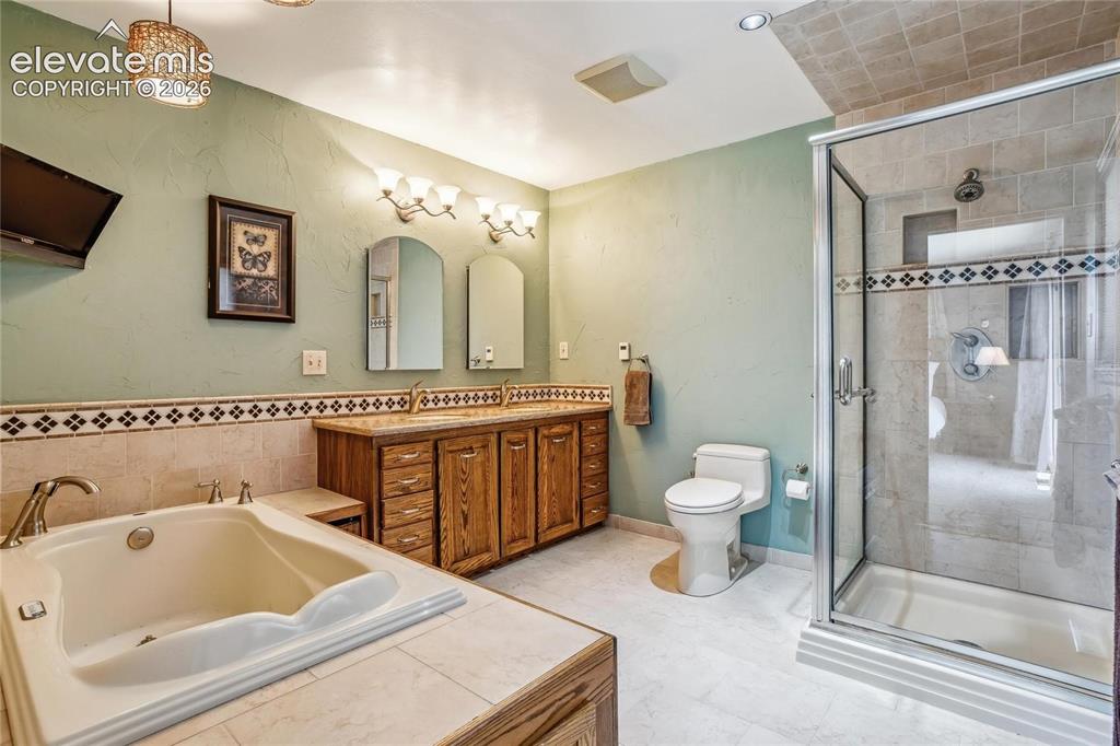 Image 17 of 45: Bathroom