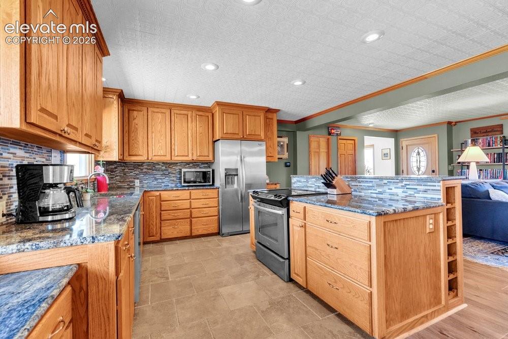 Image 7 of 45: Kitchen