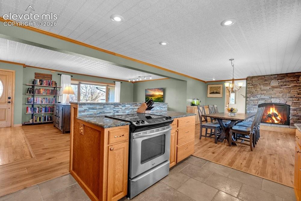 Image 9 of 45: Kitchen