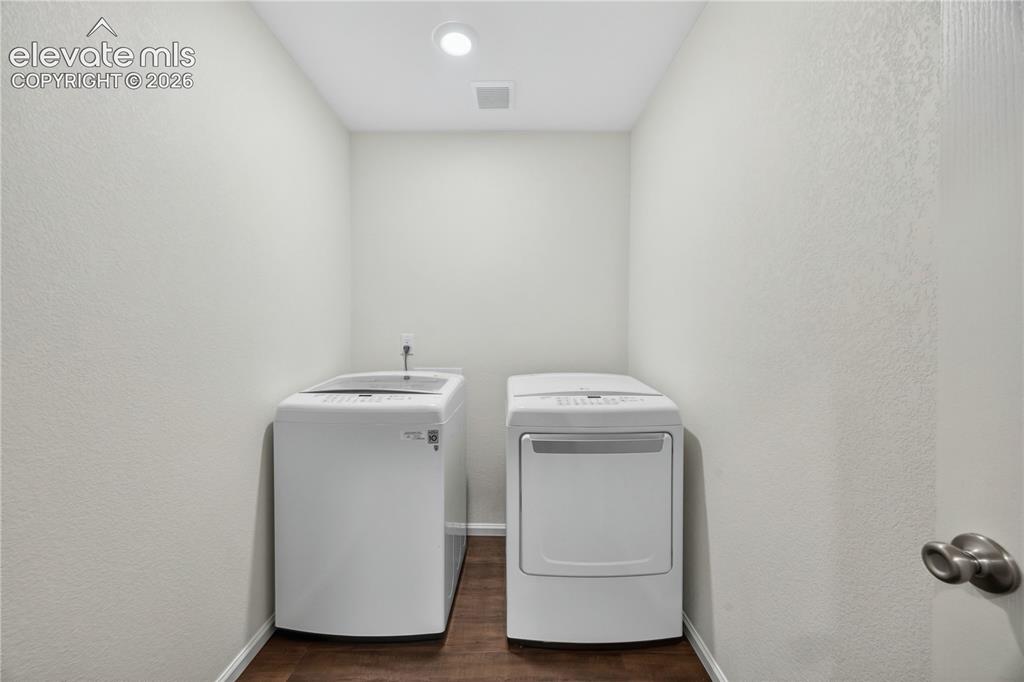 Image 22 of 26: Bedroom