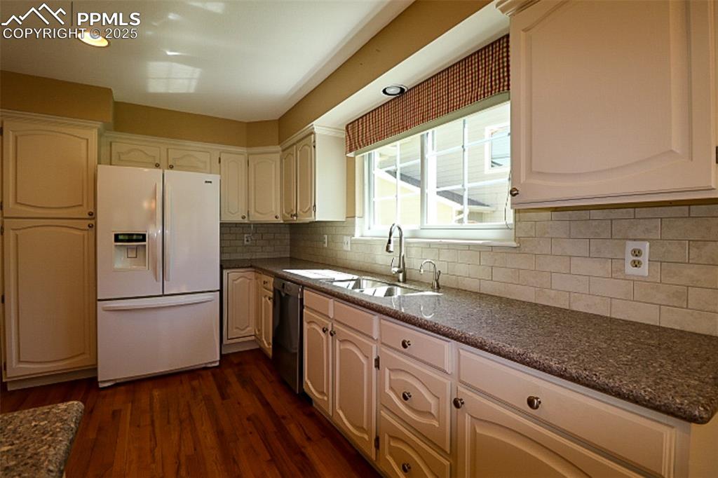 Image 10 of 38: Kitchen