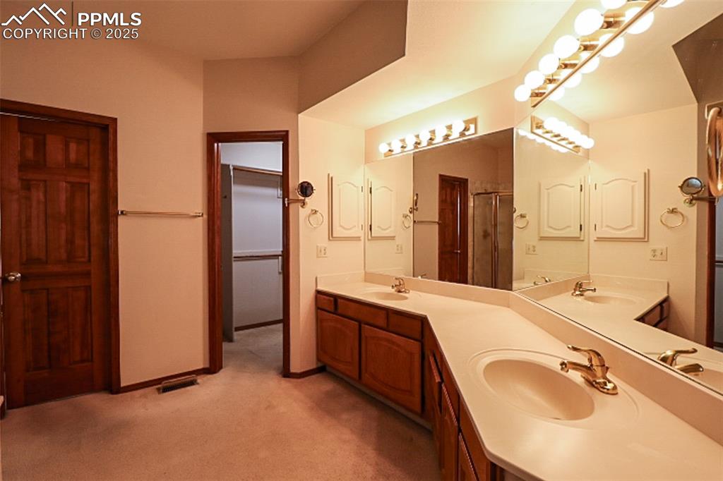 Image 15 of 38: Bathroom