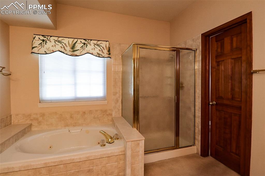 Image 16 of 38: Bathroom