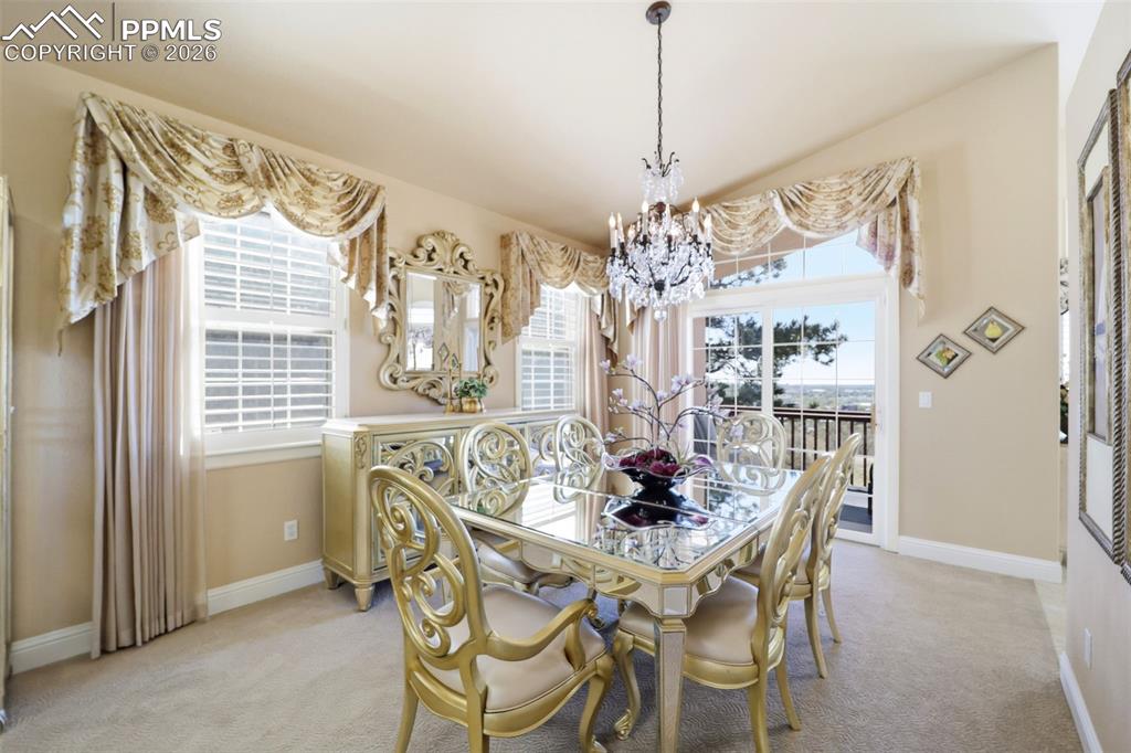 Image 17 of 45: Dining Area