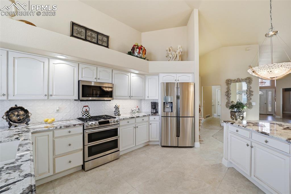 Image 18 of 45: Kitchen