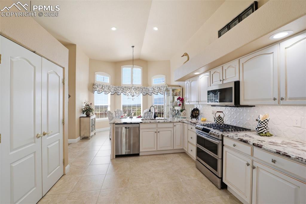 Image 19 of 45: Kitchen