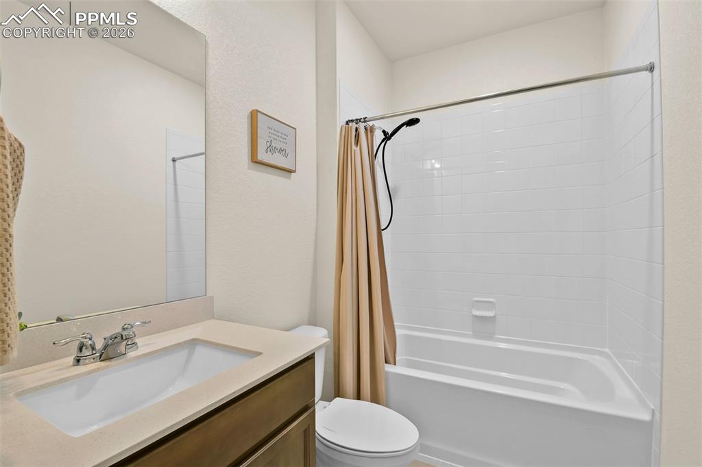 Image 32 of 44: Bathroom