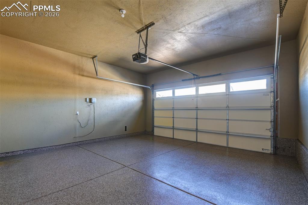 Image 39 of 44: Garage