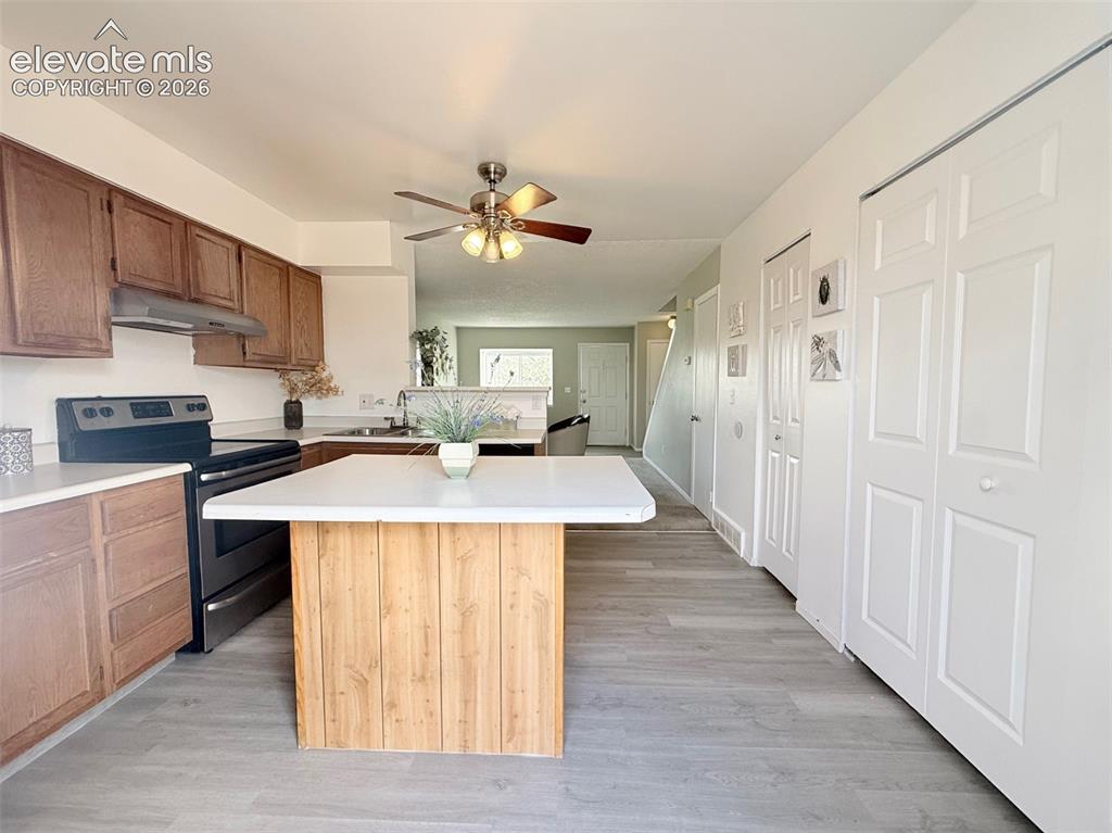 Image 10 of 20: Kitchen