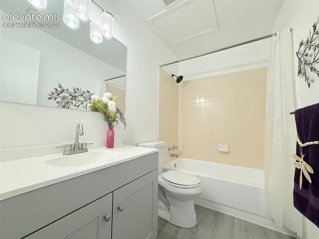 Image 18 of 20: Bathroom