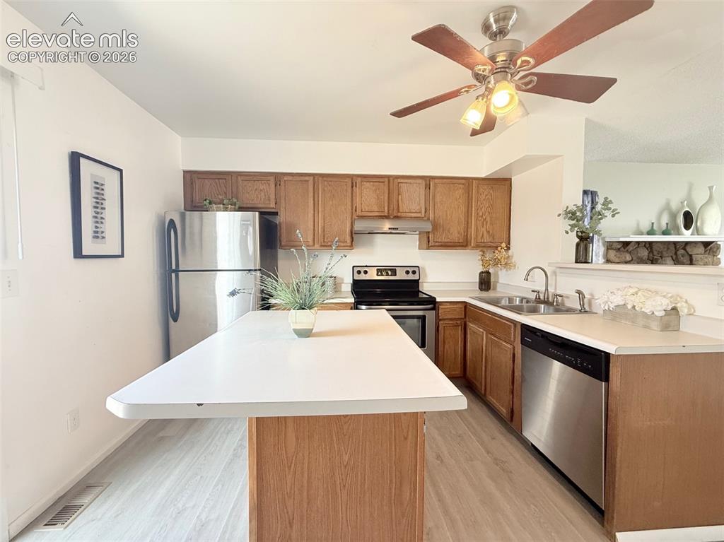 Image 6 of 20: Kitchen