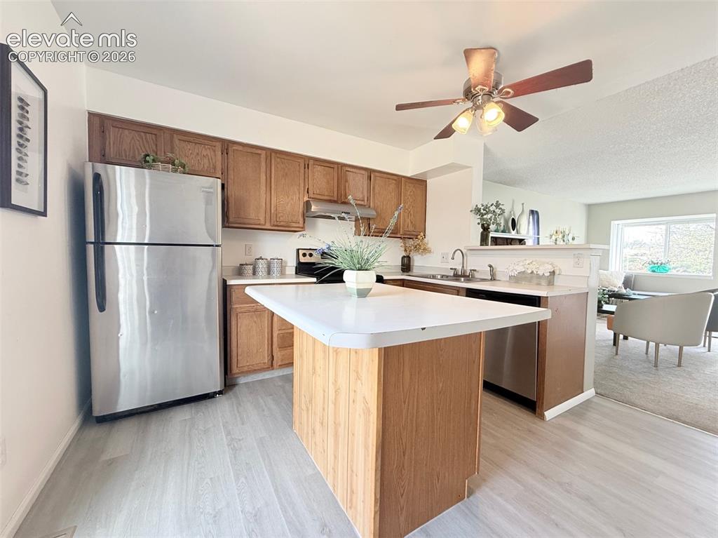 Image 7 of 20: Kitchen