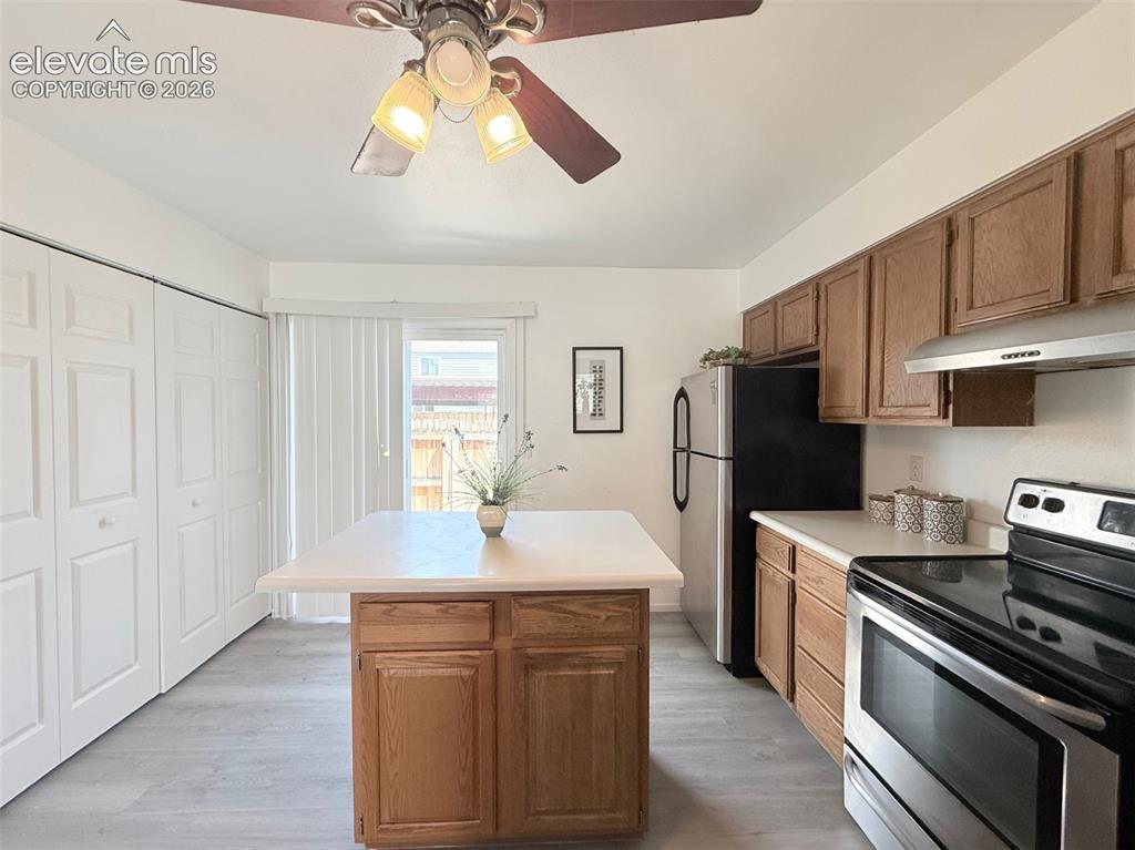 Image 8 of 20: Kitchen