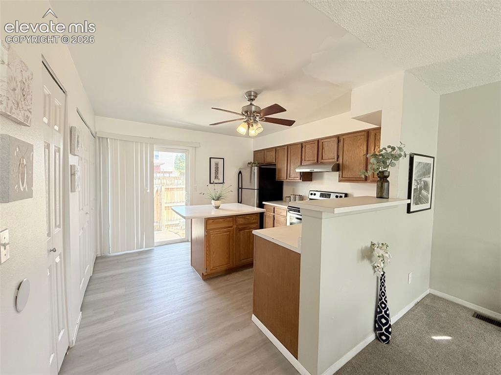 Image 9 of 20: Kitchen