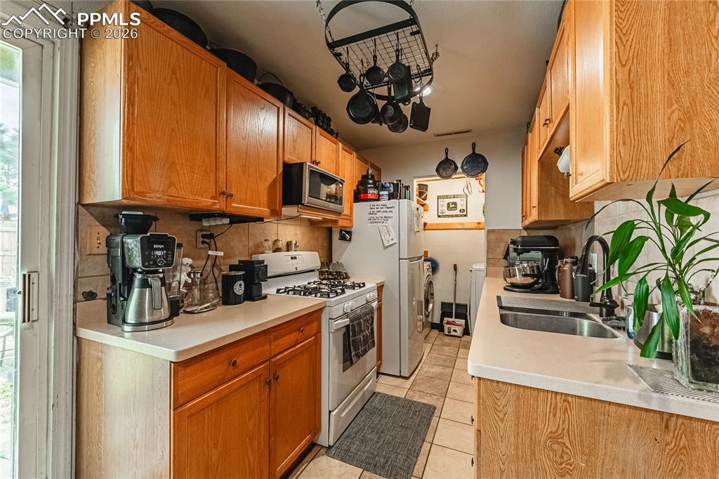 Image 11 of 32: Kitchen