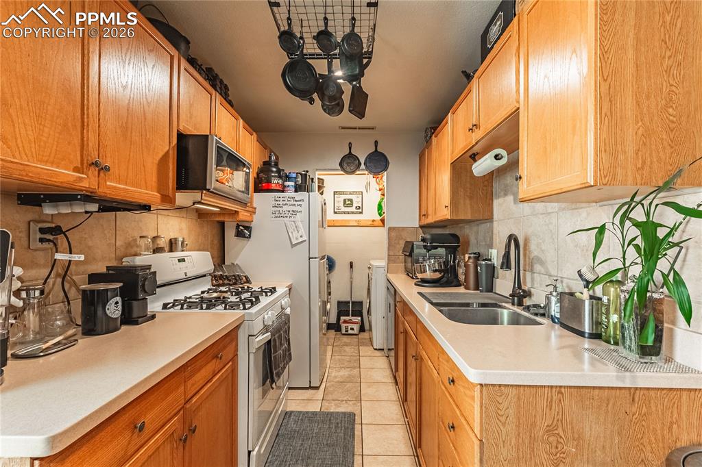 Image 12 of 32: Kitchen