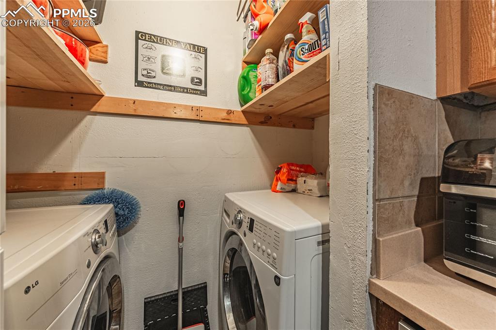 Image 14 of 32: Laundry