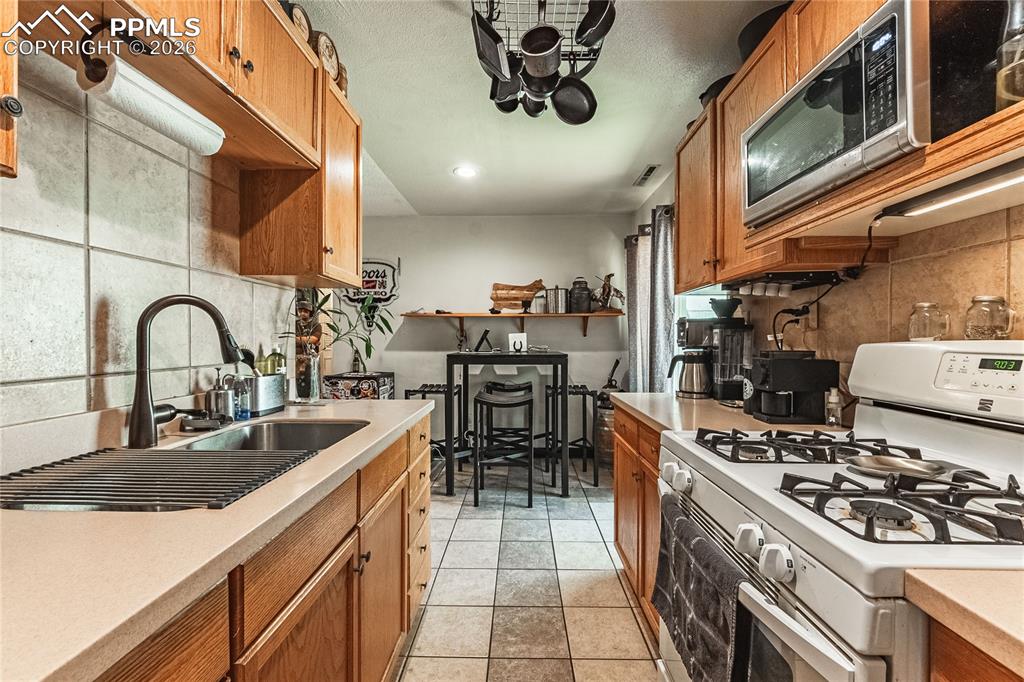 Image 15 of 32: Kitchen