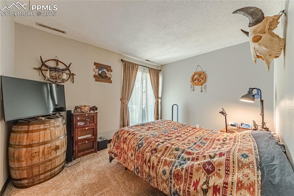 Image 19 of 32: Bedroom