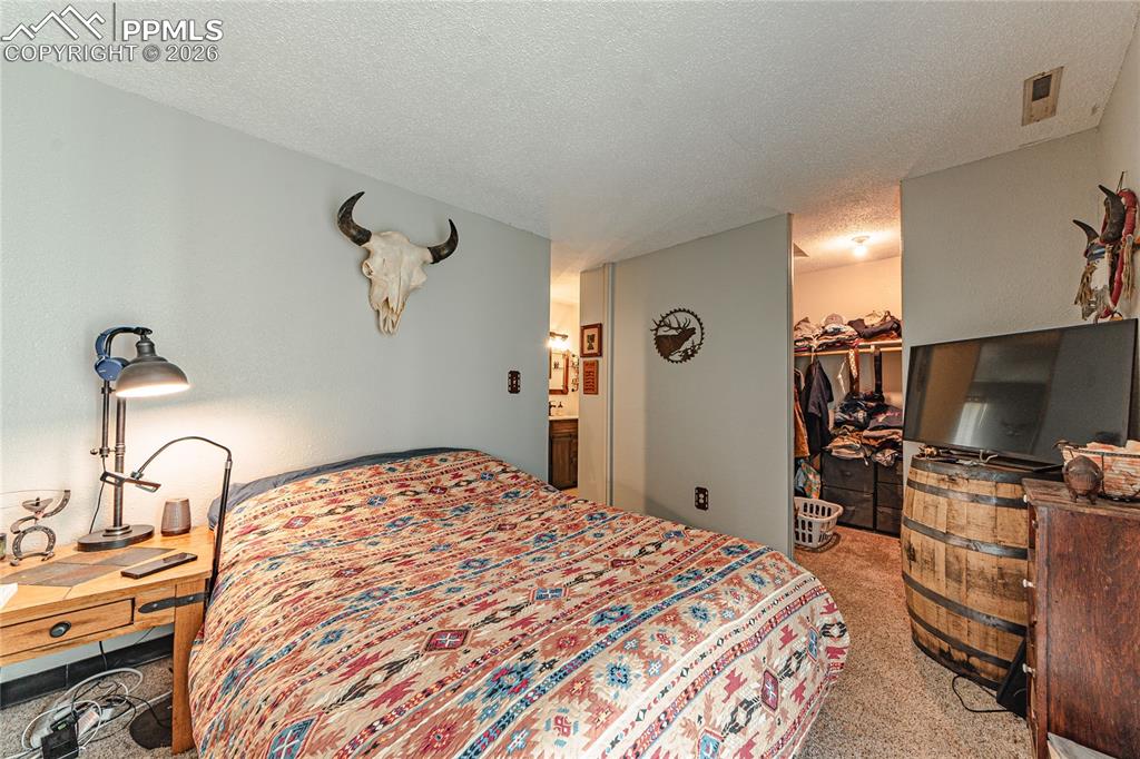 Image 21 of 32: Bedroom