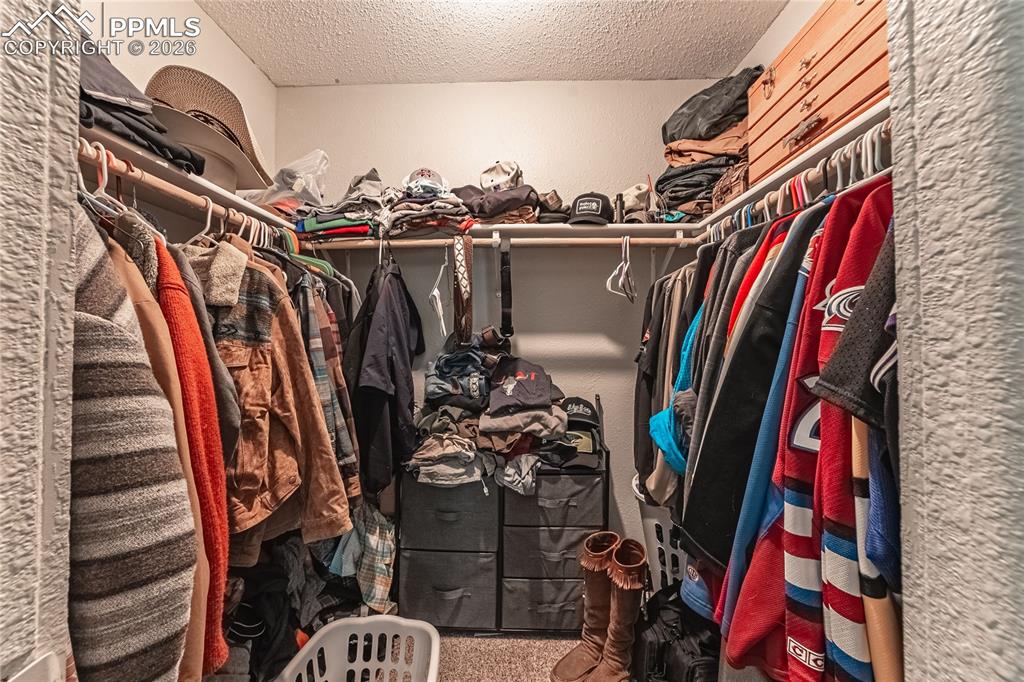 Image 22 of 32: Closet